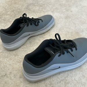 Boys used golf shoes size 7